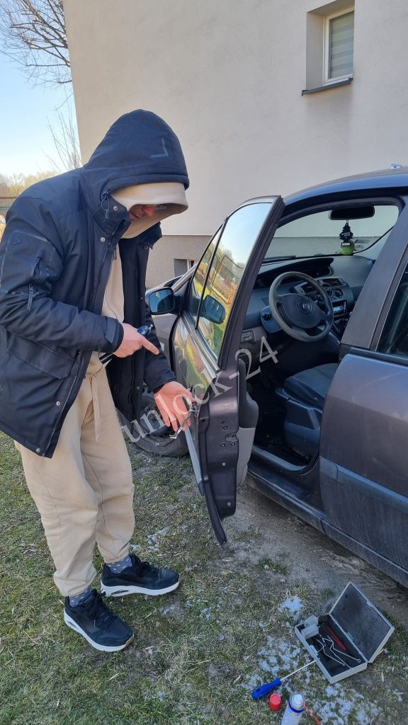 awaryjne otwieranie auta RENO